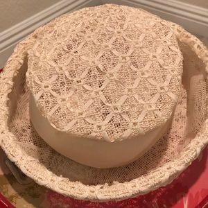 Love this beautiful cream hat.